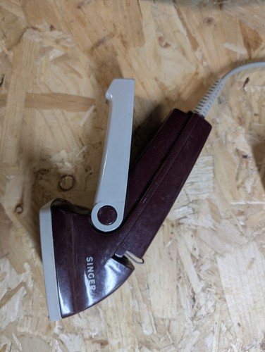 Singer magic tailor - tailor, hole