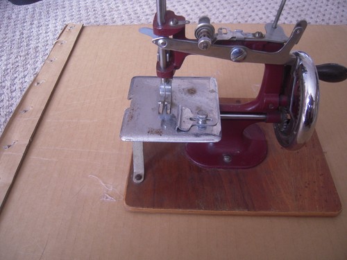 Childs sewing machine - machine, singer
